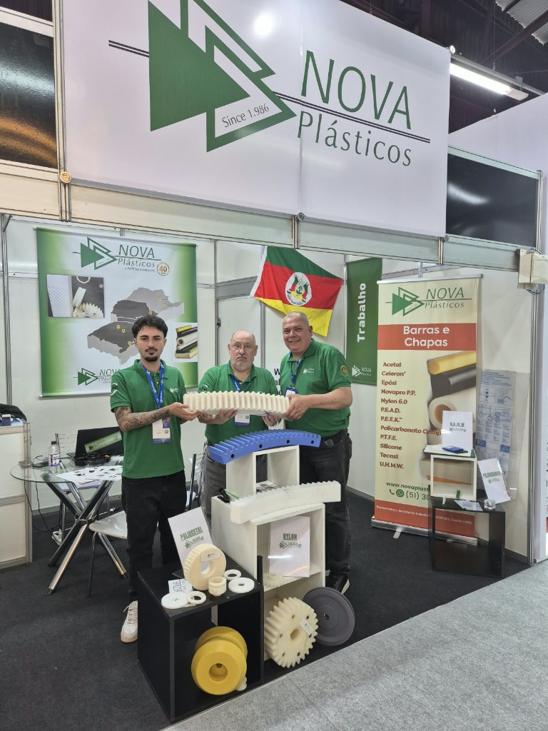 Equipe da Nova Plásticos em seu estande na Mercopar 2026